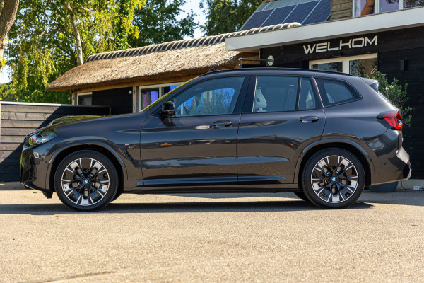 BMW iX3 High Executive 80 kWh Soh 99% I M Pakket I Panoramadak I Trekhaak I Harman Kardon I Adaptive Cruise I 360 Camera I Android