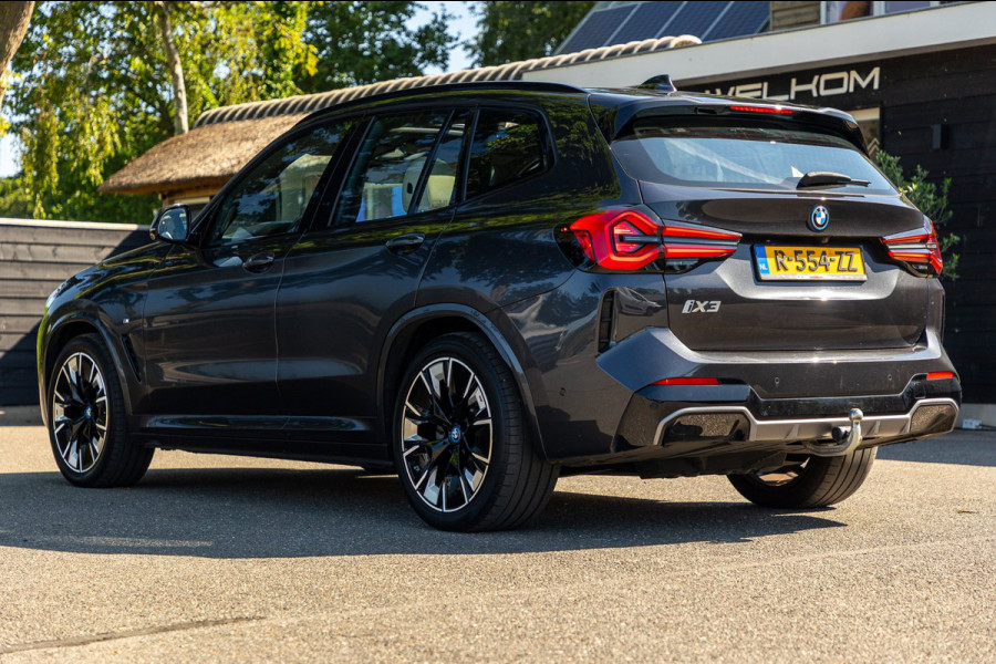 BMW iX3 High Executive 80 kWh Soh 99% I M Pakket I Panoramadak I Trekhaak I Harman Kardon I Adaptive Cruise I 360 Camera I Android