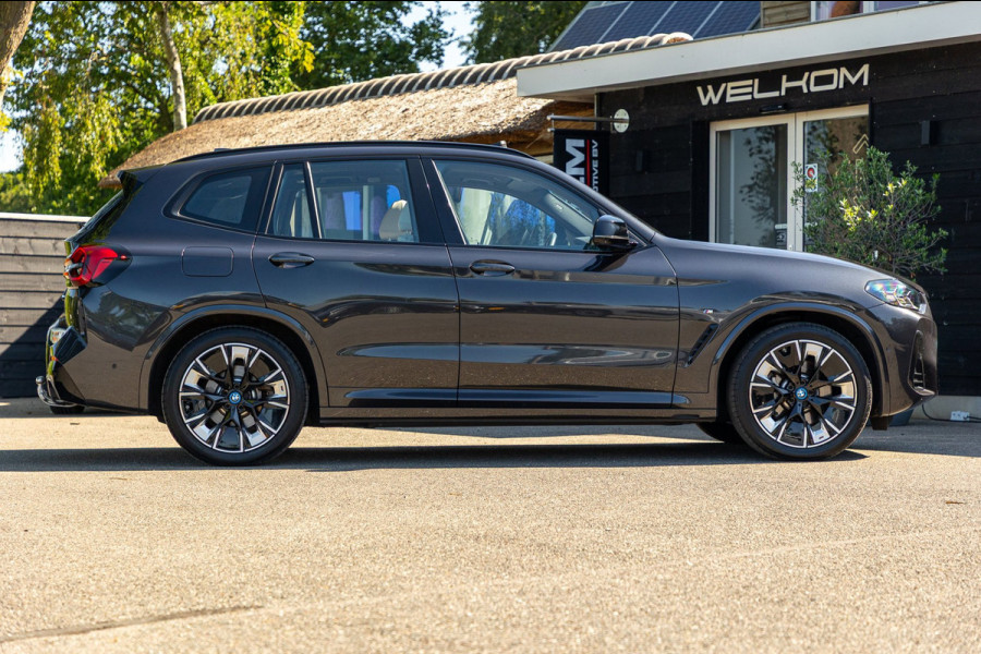 BMW iX3 High Executive 80 kWh Soh 99% I M Pakket I Panoramadak I Trekhaak I Harman Kardon I Adaptive Cruise I 360 Camera I Android
