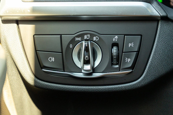 BMW iX3 High Executive 80 kWh Soh 99% I M Pakket I Panoramadak I Trekhaak I Harman Kardon I Adaptive Cruise I 360 Camera I Android