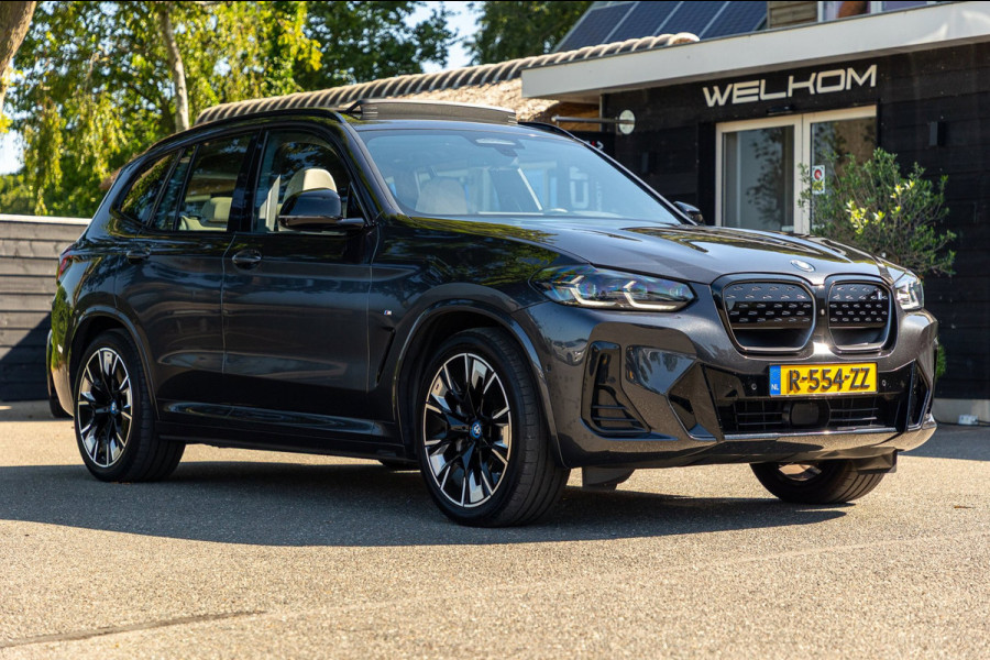 BMW iX3 High Executive 80 kWh Soh 99% I M Pakket I Panoramadak I Trekhaak I Harman Kardon I Adaptive Cruise I 360 Camera I Android