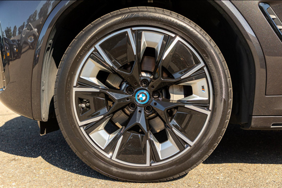 BMW iX3 High Executive 80 kWh Soh 99% I M Pakket I Panoramadak I Trekhaak I Harman Kardon I Adaptive Cruise I 360 Camera I Android