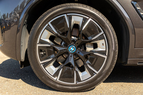 BMW iX3 High Executive 80 kWh Soh 99% I M Pakket I Panoramadak I Trekhaak I Harman Kardon I Adaptive Cruise I 360 Camera I Android