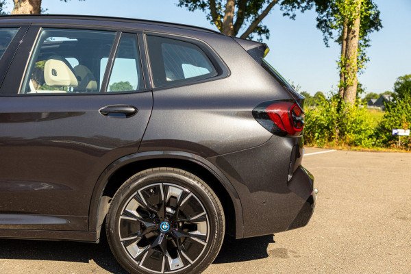 BMW iX3 High Executive 80 kWh Soh 99% I M Pakket I Panoramadak I Trekhaak I Harman Kardon I Adaptive Cruise I 360 Camera I Android