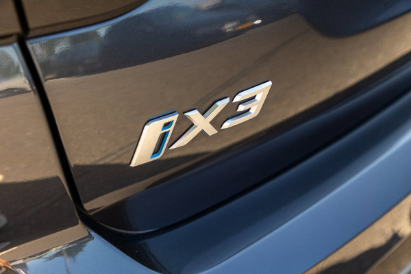 BMW iX3 High Executive 80 kWh Soh 99% I M Pakket I Panoramadak I Trekhaak I Harman Kardon I Adaptive Cruise I 360 Camera I Android