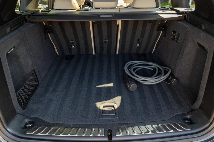 BMW iX3 High Executive 80 kWh Soh 99% I M Pakket I Panoramadak I Trekhaak I Harman Kardon I Adaptive Cruise I 360 Camera I Android
