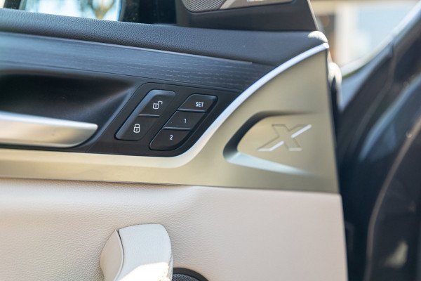 BMW iX3 High Executive 80 kWh Soh 99% I M Pakket I Panoramadak I Trekhaak I Harman Kardon I Adaptive Cruise I 360 Camera I Android