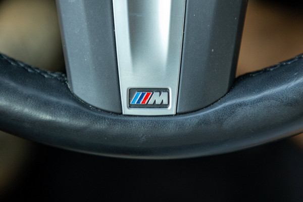 BMW iX3 High Executive 80 kWh Soh 99% I M Pakket I Panoramadak I Trekhaak I Harman Kardon I Adaptive Cruise I 360 Camera I Android