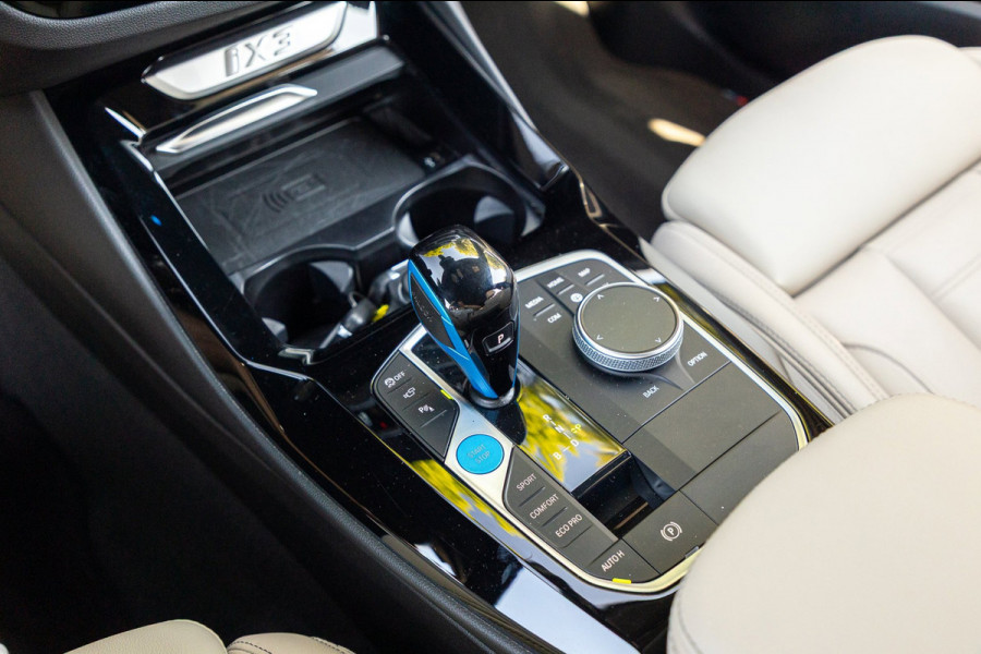 BMW iX3 High Executive 80 kWh Soh 99% I M Pakket I Panoramadak I Trekhaak I Harman Kardon I Adaptive Cruise I 360 Camera I Android