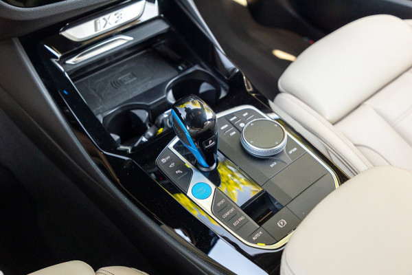 BMW iX3 High Executive 80 kWh Soh 99% I M Pakket I Panoramadak I Trekhaak I Harman Kardon I Adaptive Cruise I 360 Camera I Android