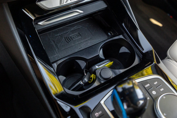 BMW iX3 High Executive 80 kWh Soh 99% I M Pakket I Panoramadak I Trekhaak I Harman Kardon I Adaptive Cruise I 360 Camera I Android