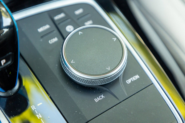 BMW iX3 High Executive 80 kWh Soh 99% I M Pakket I Panoramadak I Trekhaak I Harman Kardon I Adaptive Cruise I 360 Camera I Android