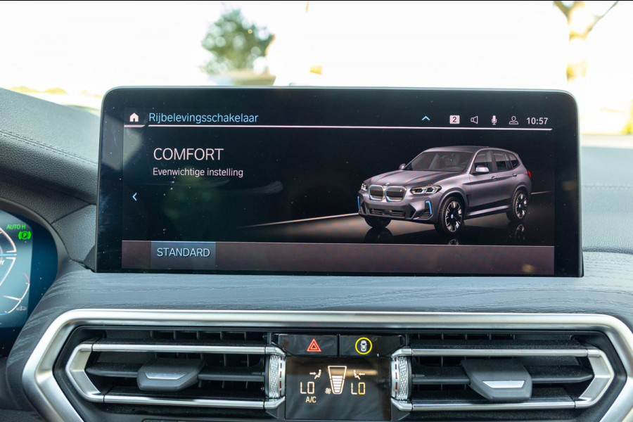 BMW iX3 High Executive 80 kWh Soh 99% I M Pakket I Panoramadak I Trekhaak I Harman Kardon I Adaptive Cruise I 360 Camera I Android