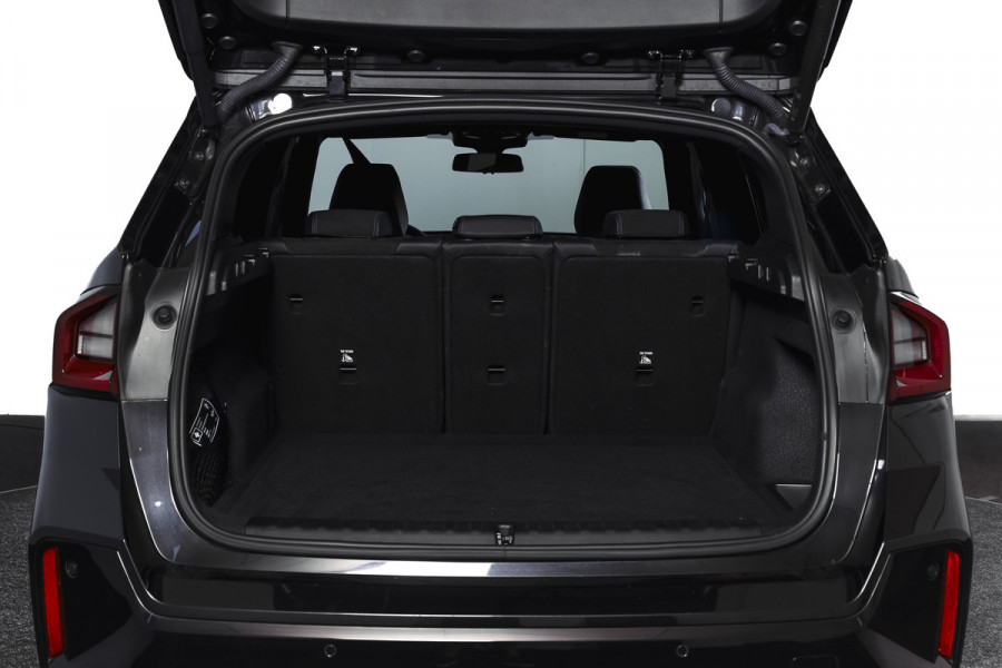 BMW X1 sDrive18i 136 PK | M-Sport | Afn. Trekhaak | Dig. Cockpit | Cruise | PDC | Camera | NAV + App. Connect | ECC | Elek. Klep | LM 18" |