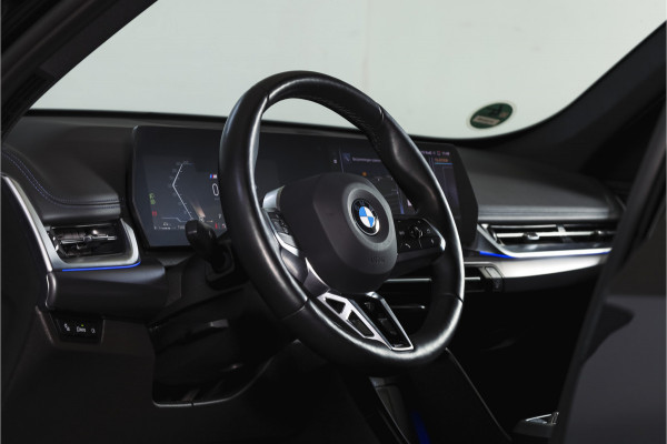 BMW X1 sDrive18i 136 PK | M-Sport | Afn. Trekhaak | Dig. Cockpit | Cruise | PDC | Camera | NAV + App. Connect | ECC | Elek. Klep | LM 18" |