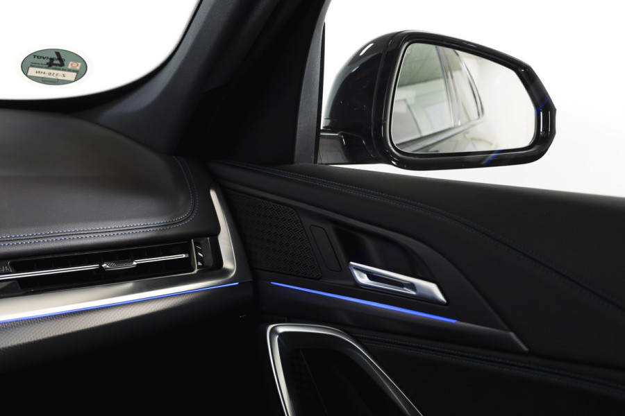 BMW X1 sDrive18i 136 PK | M-Sport | Afn. Trekhaak | Dig. Cockpit | Cruise | PDC | Camera | NAV + App. Connect | ECC | Elek. Klep | LM 18" |