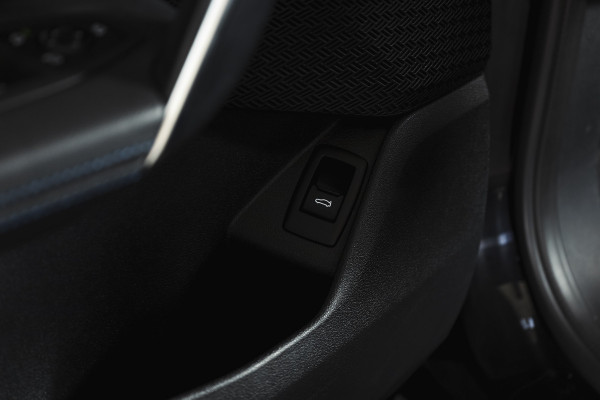 BMW X1 sDrive18i 136 PK | M-Sport | Afn. Trekhaak | Dig. Cockpit | Cruise | PDC | Camera | NAV + App. Connect | ECC | Elek. Klep | LM 18" |