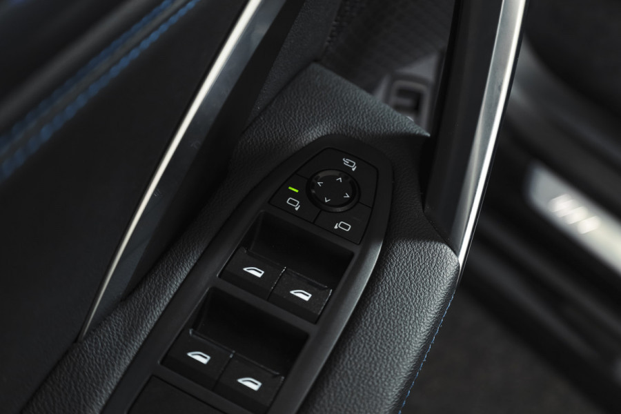 BMW X1 sDrive18i 136 PK | M-Sport | Afn. Trekhaak | Dig. Cockpit | Cruise | PDC | Camera | NAV + App. Connect | ECC | Elek. Klep | LM 18" |