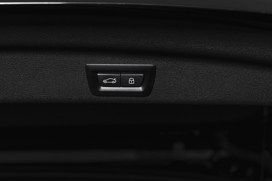 BMW X1 sDrive18i 136 PK | M-Sport | Afn. Trekhaak | Dig. Cockpit | Cruise | PDC | Camera | NAV + App. Connect | ECC | Elek. Klep | LM 18" |