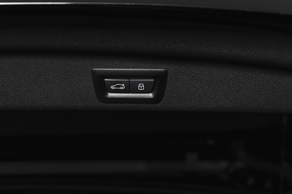 BMW X1 sDrive18i 136 PK | M-Sport | Afn. Trekhaak | Dig. Cockpit | Cruise | PDC | Camera | NAV + App. Connect | ECC | Elek. Klep | LM 18" |