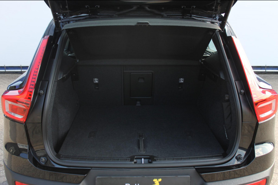 Volvo XC40 2.0 177PK Automaat Plus Black Edition Google infotainment / 20" lichtmetalen velgen / Getinte ramen vanaf de B-stijl / Verwarmbare zitplaatsen voor / Harman Kardon Audio installatie