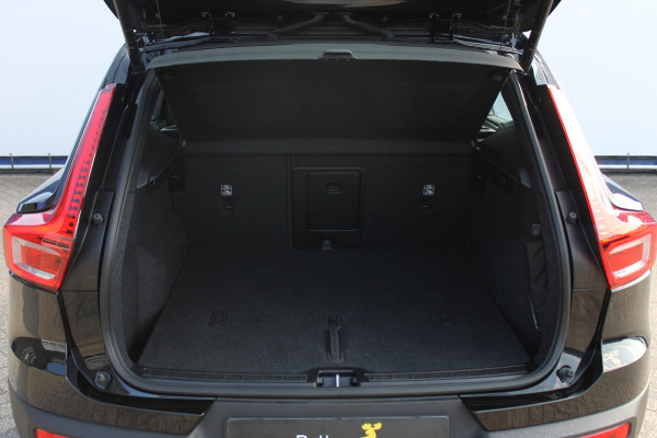 Volvo XC40 2.0 177PK Automaat Plus Black Edition Google infotainment / 20" lichtmetalen velgen / Getinte ramen vanaf de B-stijl / Verwarmbare zitplaatsen voor / Harman Kardon Audio installatie