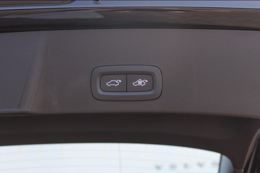 Volvo XC40 2.0 177PK Automaat Plus Black Edition Google infotainment / 20" lichtmetalen velgen / Getinte ramen vanaf de B-stijl / Verwarmbare zitplaatsen voor / Harman Kardon Audio installatie