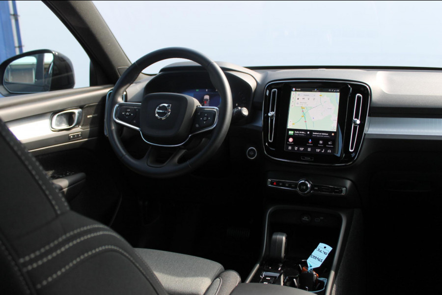 Volvo XC40 2.0 177PK Automaat Plus Black Edition Google infotainment / 20" lichtmetalen velgen / Getinte ramen vanaf de B-stijl / Verwarmbare zitplaatsen voor / Harman Kardon Audio installatie
