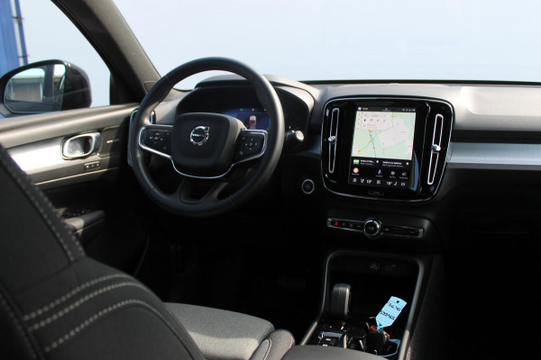Volvo XC40 2.0 177PK Automaat Plus Black Edition Google infotainment / 20" lichtmetalen velgen / Getinte ramen vanaf de B-stijl / Verwarmbare zitplaatsen voor / Harman Kardon Audio installatie