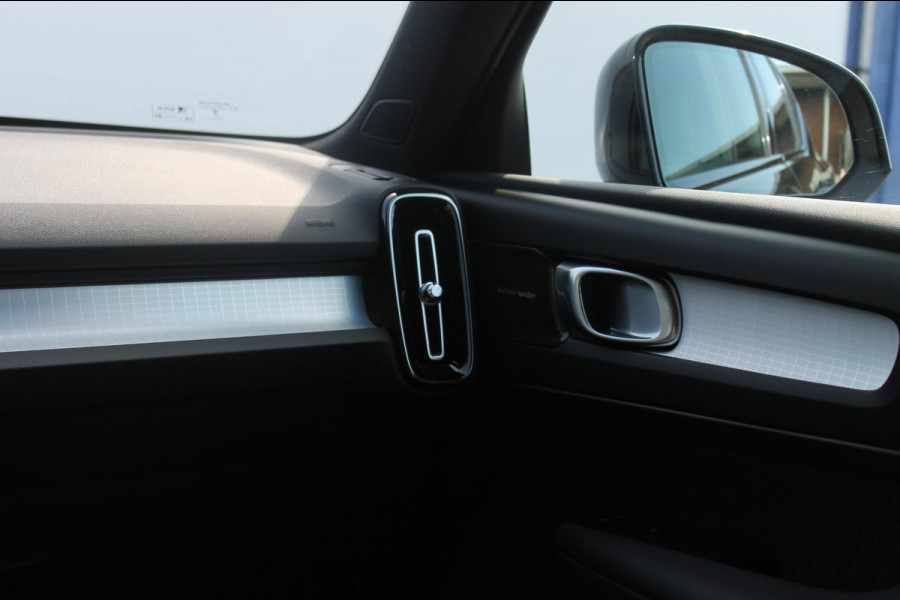Volvo XC40 2.0 177PK Automaat Plus Black Edition Google infotainment / 20" lichtmetalen velgen / Getinte ramen vanaf de B-stijl / Verwarmbare zitplaatsen voor / Harman Kardon Audio installatie