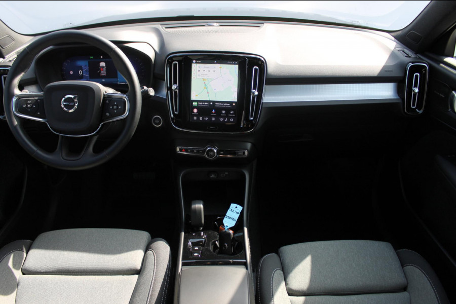 Volvo XC40 2.0 177PK Automaat Plus Black Edition Google infotainment / 20" lichtmetalen velgen / Getinte ramen vanaf de B-stijl / Verwarmbare zitplaatsen voor / Harman Kardon Audio installatie