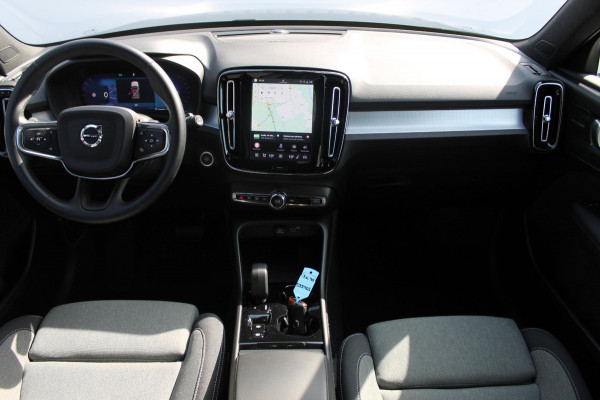 Volvo XC40 2.0 177PK Automaat Plus Black Edition Google infotainment / 20" lichtmetalen velgen / Getinte ramen vanaf de B-stijl / Verwarmbare zitplaatsen voor / Harman Kardon Audio installatie