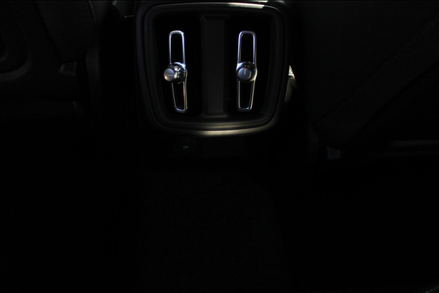 Volvo XC40 2.0 177PK Automaat Plus Black Edition Google infotainment / 20" lichtmetalen velgen / Getinte ramen vanaf de B-stijl / Verwarmbare zitplaatsen voor / Harman Kardon Audio installatie