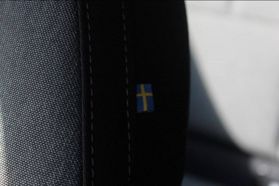 Volvo XC40 2.0 177PK Automaat Plus Black Edition Google infotainment / 20" lichtmetalen velgen / Getinte ramen vanaf de B-stijl / Verwarmbare zitplaatsen voor / Harman Kardon Audio installatie