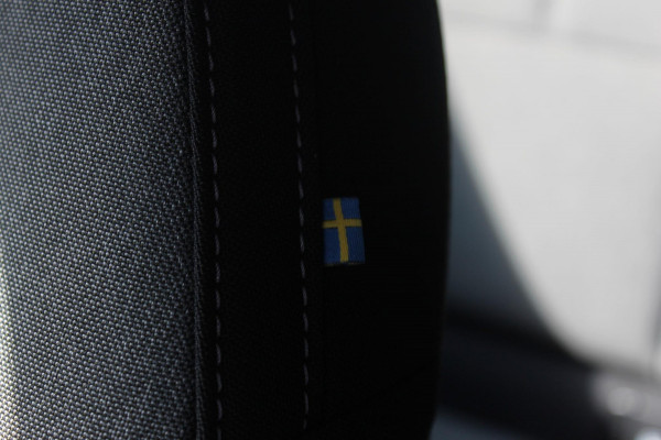 Volvo XC40 2.0 177PK Automaat Plus Black Edition Google infotainment / 20" lichtmetalen velgen / Getinte ramen vanaf de B-stijl / Verwarmbare zitplaatsen voor / Harman Kardon Audio installatie
