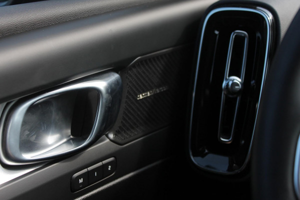Volvo XC40 2.0 177PK Automaat Plus Black Edition Google infotainment / 20" lichtmetalen velgen / Getinte ramen vanaf de B-stijl / Verwarmbare zitplaatsen voor / Harman Kardon Audio installatie