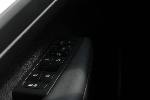 Volvo XC40 2.0 177PK Automaat Plus Black Edition Google infotainment / 20" lichtmetalen velgen / Getinte ramen vanaf de B-stijl / Verwarmbare zitplaatsen voor / Harman Kardon Audio installatie