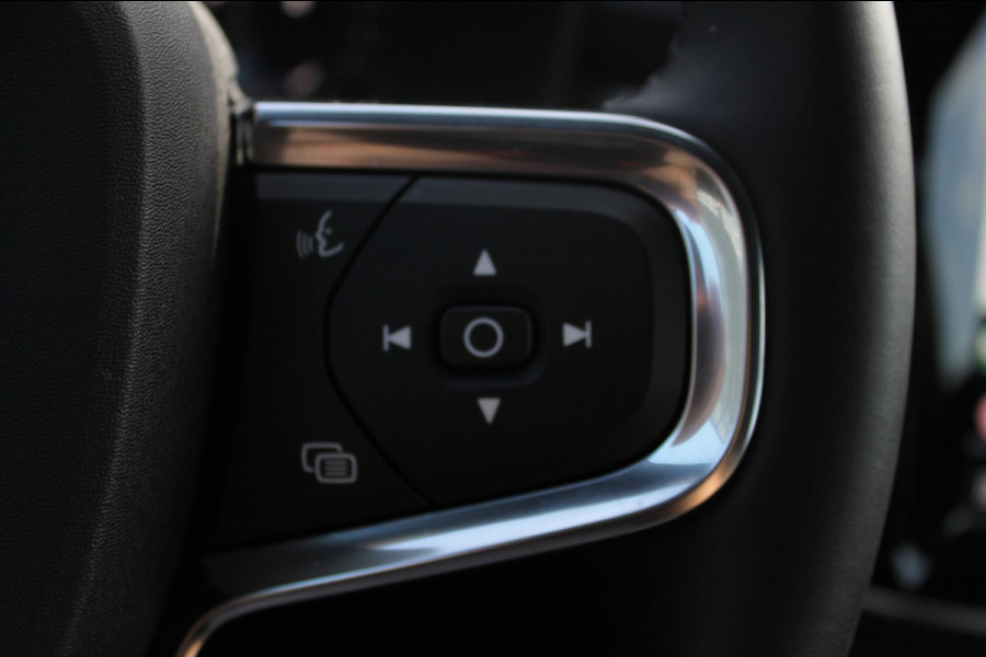 Volvo XC40 2.0 177PK Automaat Plus Black Edition Google infotainment / 20" lichtmetalen velgen / Getinte ramen vanaf de B-stijl / Verwarmbare zitplaatsen voor / Harman Kardon Audio installatie