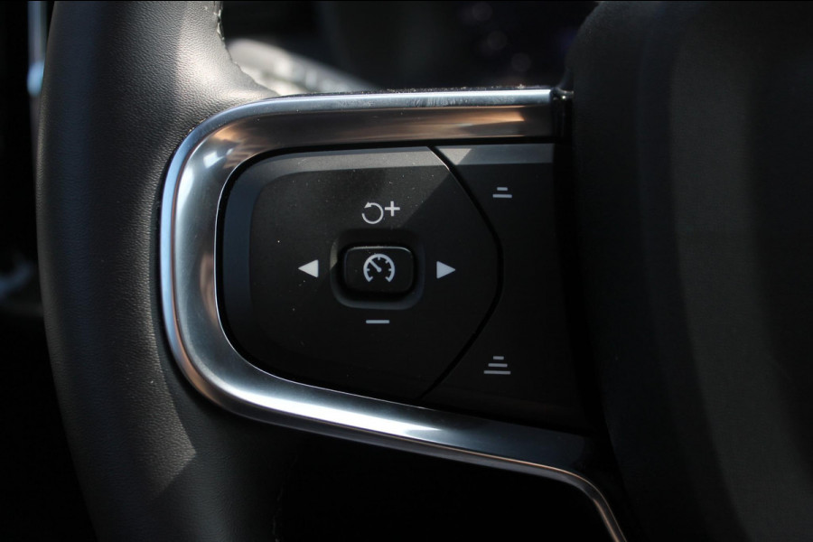 Volvo XC40 2.0 177PK Automaat Plus Black Edition Google infotainment / 20" lichtmetalen velgen / Getinte ramen vanaf de B-stijl / Verwarmbare zitplaatsen voor / Harman Kardon Audio installatie