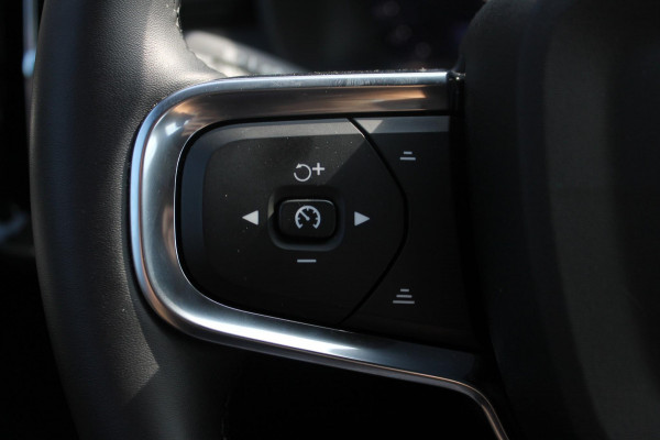 Volvo XC40 2.0 177PK Automaat Plus Black Edition Google infotainment / 20" lichtmetalen velgen / Getinte ramen vanaf de B-stijl / Verwarmbare zitplaatsen voor / Harman Kardon Audio installatie