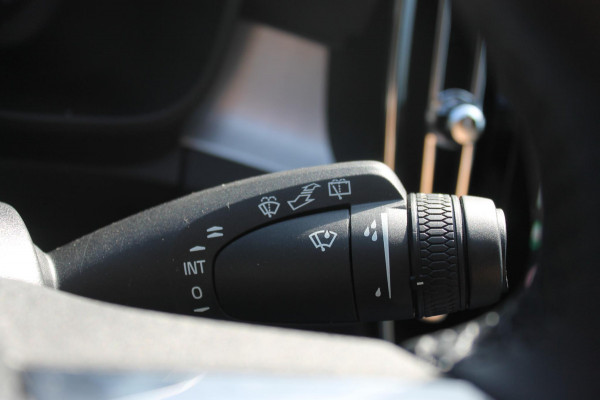Volvo XC40 2.0 177PK Automaat Plus Black Edition Google infotainment / 20" lichtmetalen velgen / Getinte ramen vanaf de B-stijl / Verwarmbare zitplaatsen voor / Harman Kardon Audio installatie