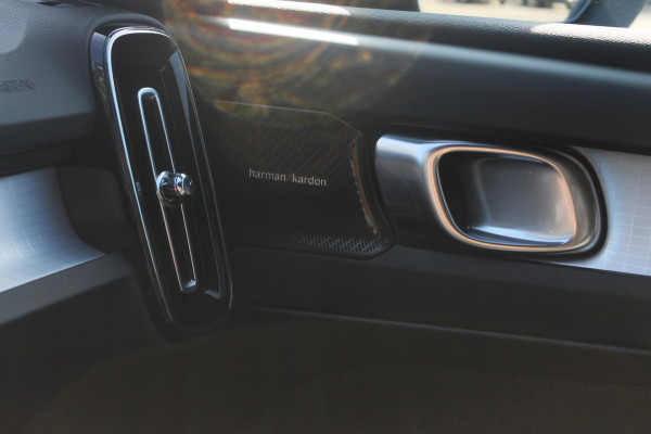Volvo XC40 2.0 177PK Automaat Plus Black Edition Google infotainment / 20" lichtmetalen velgen / Getinte ramen vanaf de B-stijl / Verwarmbare zitplaatsen voor / Harman Kardon Audio installatie