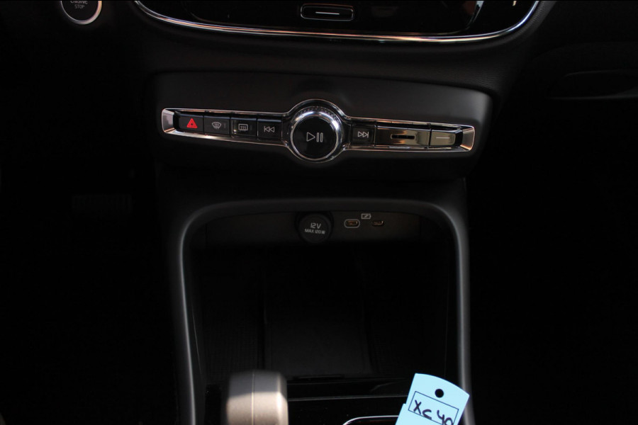 Volvo XC40 2.0 177PK Automaat Plus Black Edition Google infotainment / 20" lichtmetalen velgen / Getinte ramen vanaf de B-stijl / Verwarmbare zitplaatsen voor / Harman Kardon Audio installatie