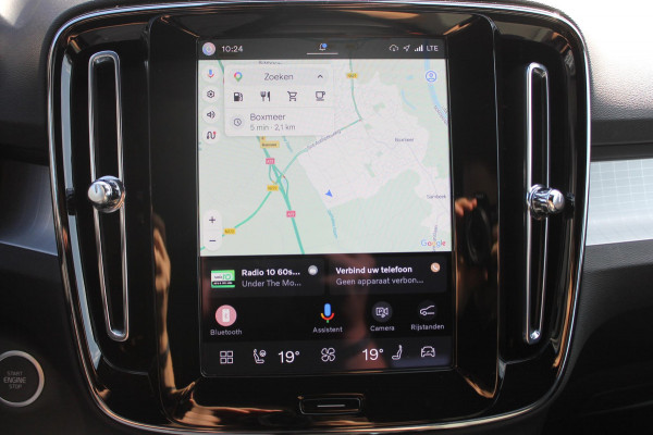 Volvo XC40 2.0 177PK Automaat Plus Black Edition Google infotainment / 20" lichtmetalen velgen / Getinte ramen vanaf de B-stijl / Verwarmbare zitplaatsen voor / Harman Kardon Audio installatie