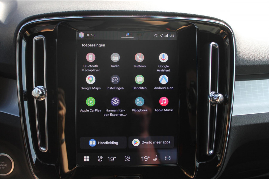 Volvo XC40 2.0 177PK Automaat Plus Black Edition Google infotainment / 20" lichtmetalen velgen / Getinte ramen vanaf de B-stijl / Verwarmbare zitplaatsen voor / Harman Kardon Audio installatie
