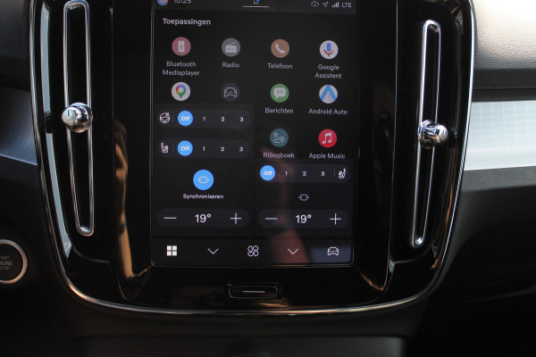Volvo XC40 2.0 177PK Automaat Plus Black Edition Google infotainment / 20" lichtmetalen velgen / Getinte ramen vanaf de B-stijl / Verwarmbare zitplaatsen voor / Harman Kardon Audio installatie