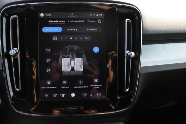 Volvo XC40 2.0 177PK Automaat Plus Black Edition Google infotainment / 20" lichtmetalen velgen / Getinte ramen vanaf de B-stijl / Verwarmbare zitplaatsen voor / Harman Kardon Audio installatie