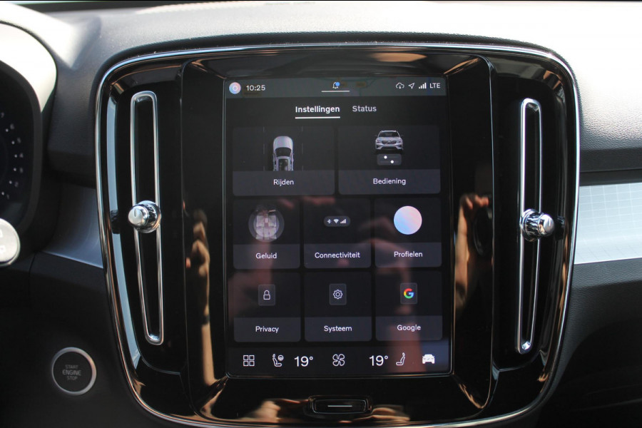 Volvo XC40 2.0 177PK Automaat Plus Black Edition Google infotainment / 20" lichtmetalen velgen / Getinte ramen vanaf de B-stijl / Verwarmbare zitplaatsen voor / Harman Kardon Audio installatie