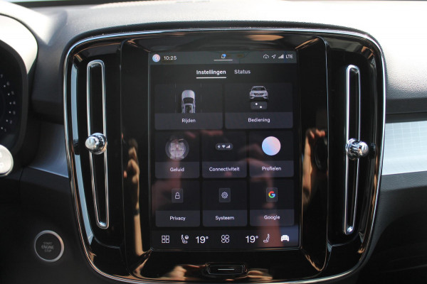 Volvo XC40 2.0 177PK Automaat Plus Black Edition Google infotainment / 20" lichtmetalen velgen / Getinte ramen vanaf de B-stijl / Verwarmbare zitplaatsen voor / Harman Kardon Audio installatie