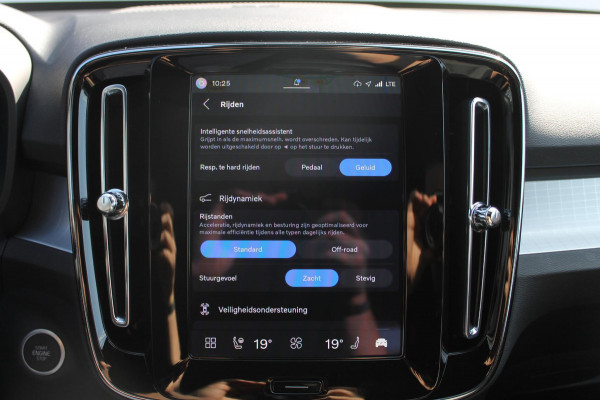 Volvo XC40 2.0 177PK Automaat Plus Black Edition Google infotainment / 20" lichtmetalen velgen / Getinte ramen vanaf de B-stijl / Verwarmbare zitplaatsen voor / Harman Kardon Audio installatie